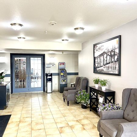 Super 8 By Wyndham Whitecourt Hotel Luaran gambar