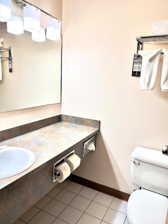 Super 8 By Wyndham Whitecourt Hotel Luaran gambar