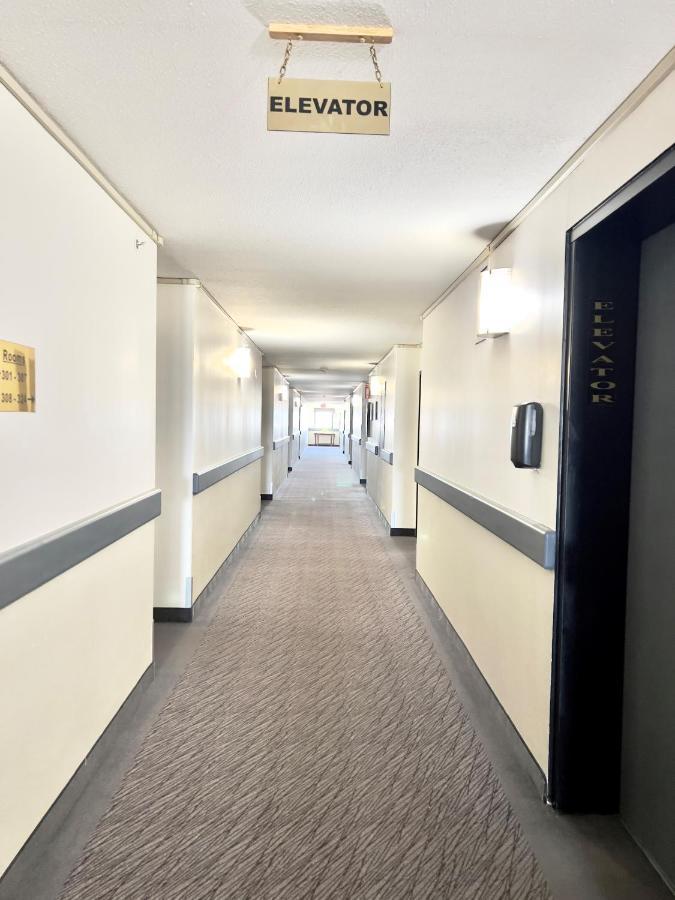 Super 8 By Wyndham Whitecourt Hotel Luaran gambar