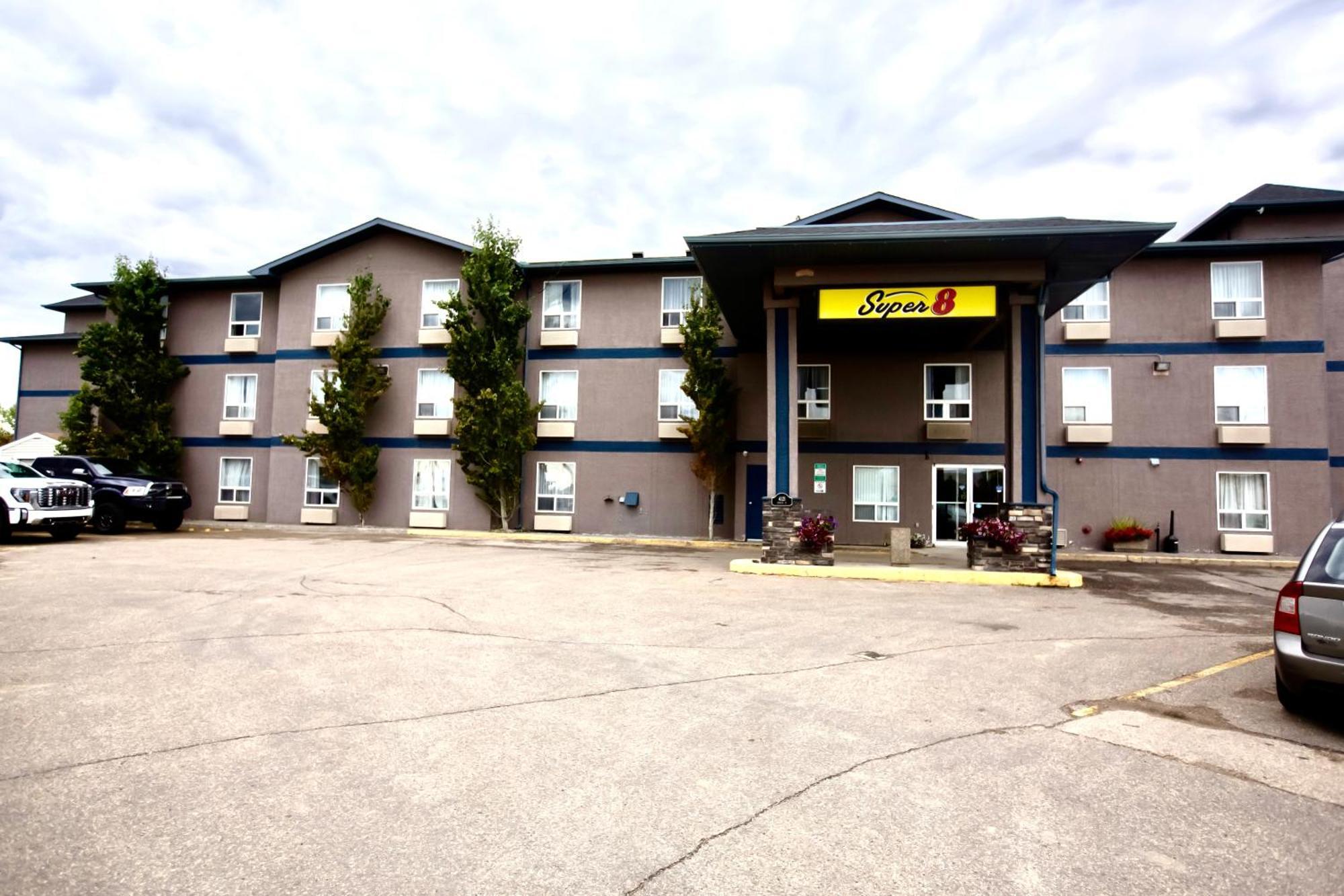 Super 8 By Wyndham Whitecourt Hotel Luaran gambar
