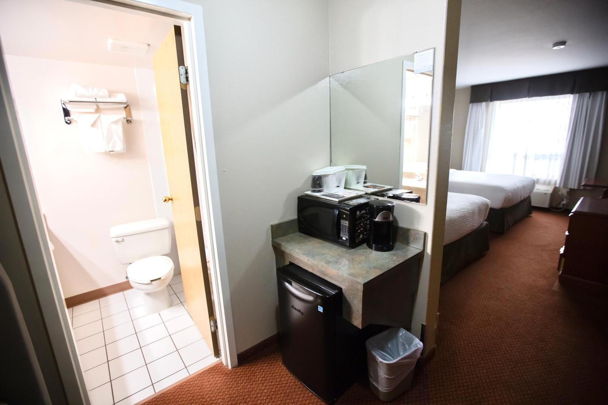 Super 8 By Wyndham Whitecourt Hotel Luaran gambar