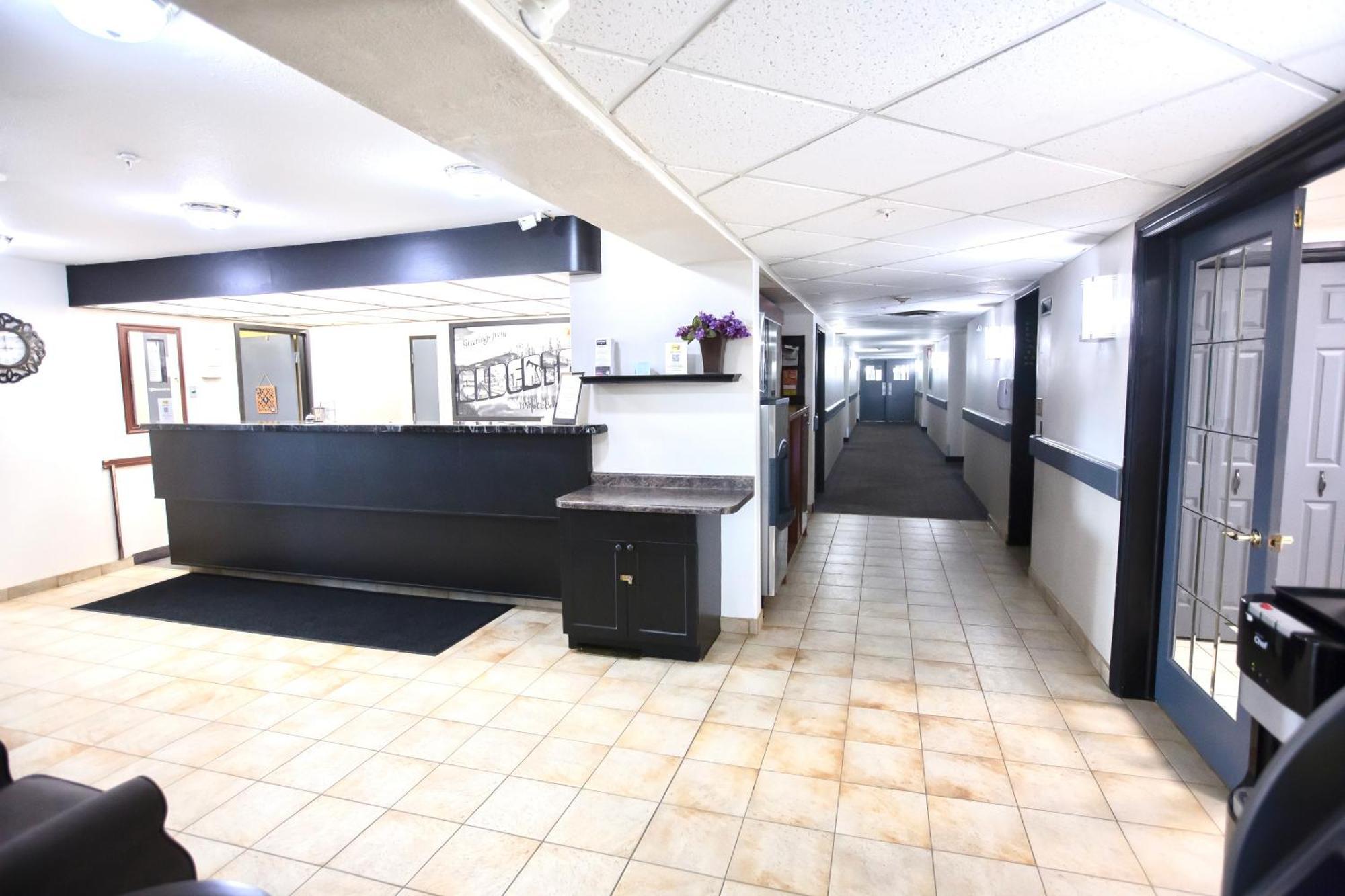 Super 8 By Wyndham Whitecourt Hotel Luaran gambar
