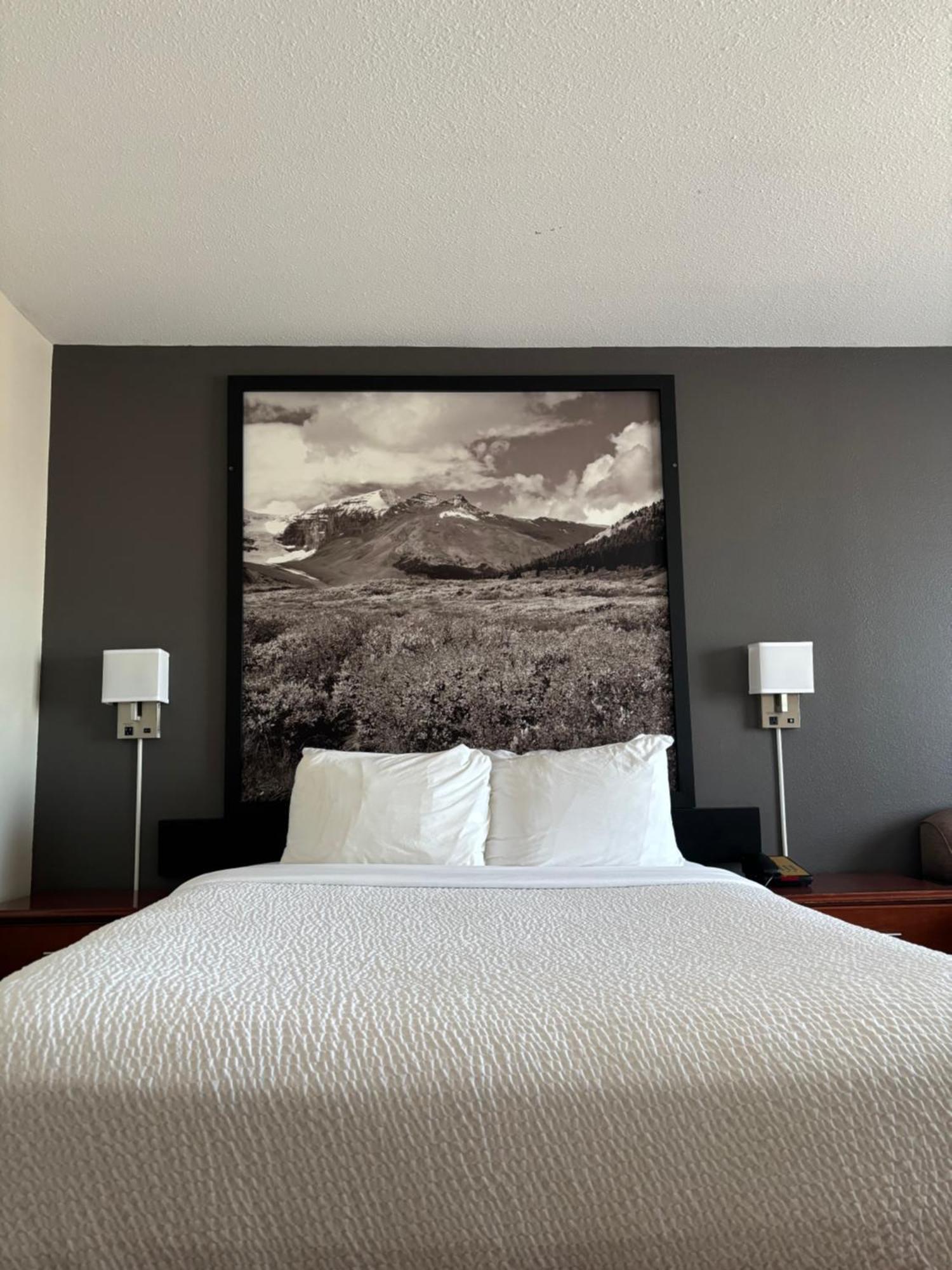 Super 8 By Wyndham Whitecourt Hotel Luaran gambar