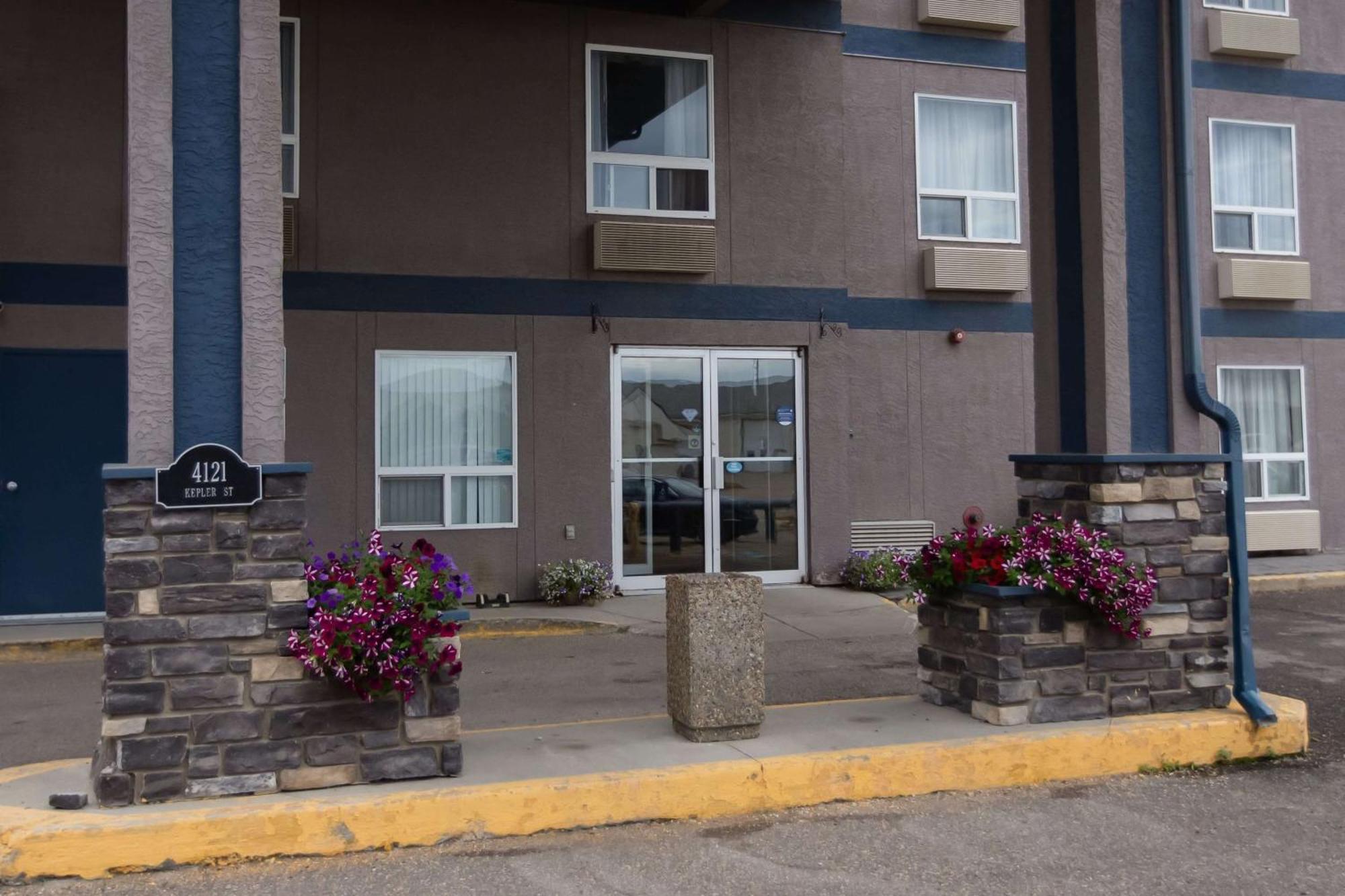 Super 8 By Wyndham Whitecourt Hotel Luaran gambar