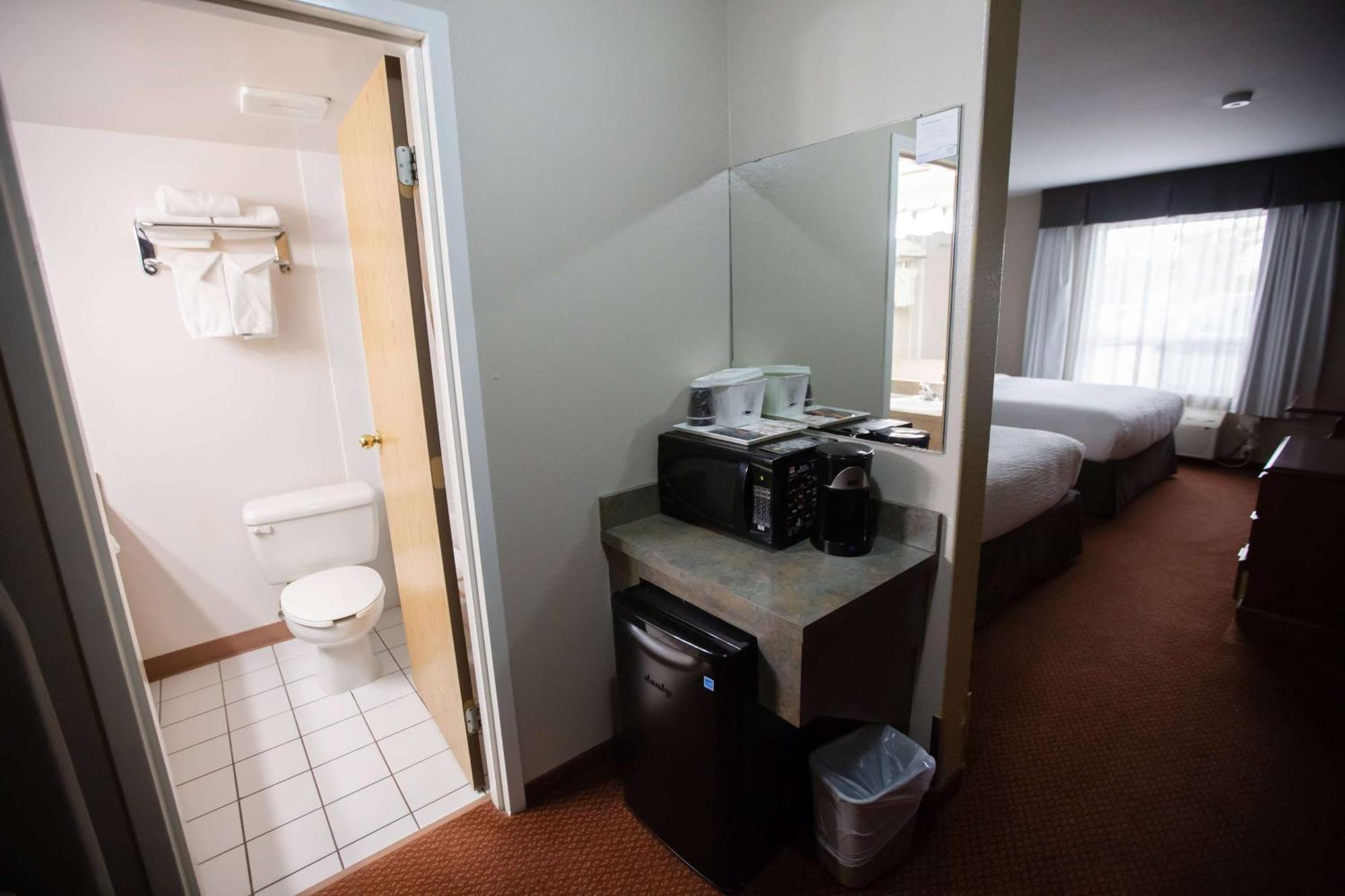 Super 8 By Wyndham Whitecourt Hotel Luaran gambar