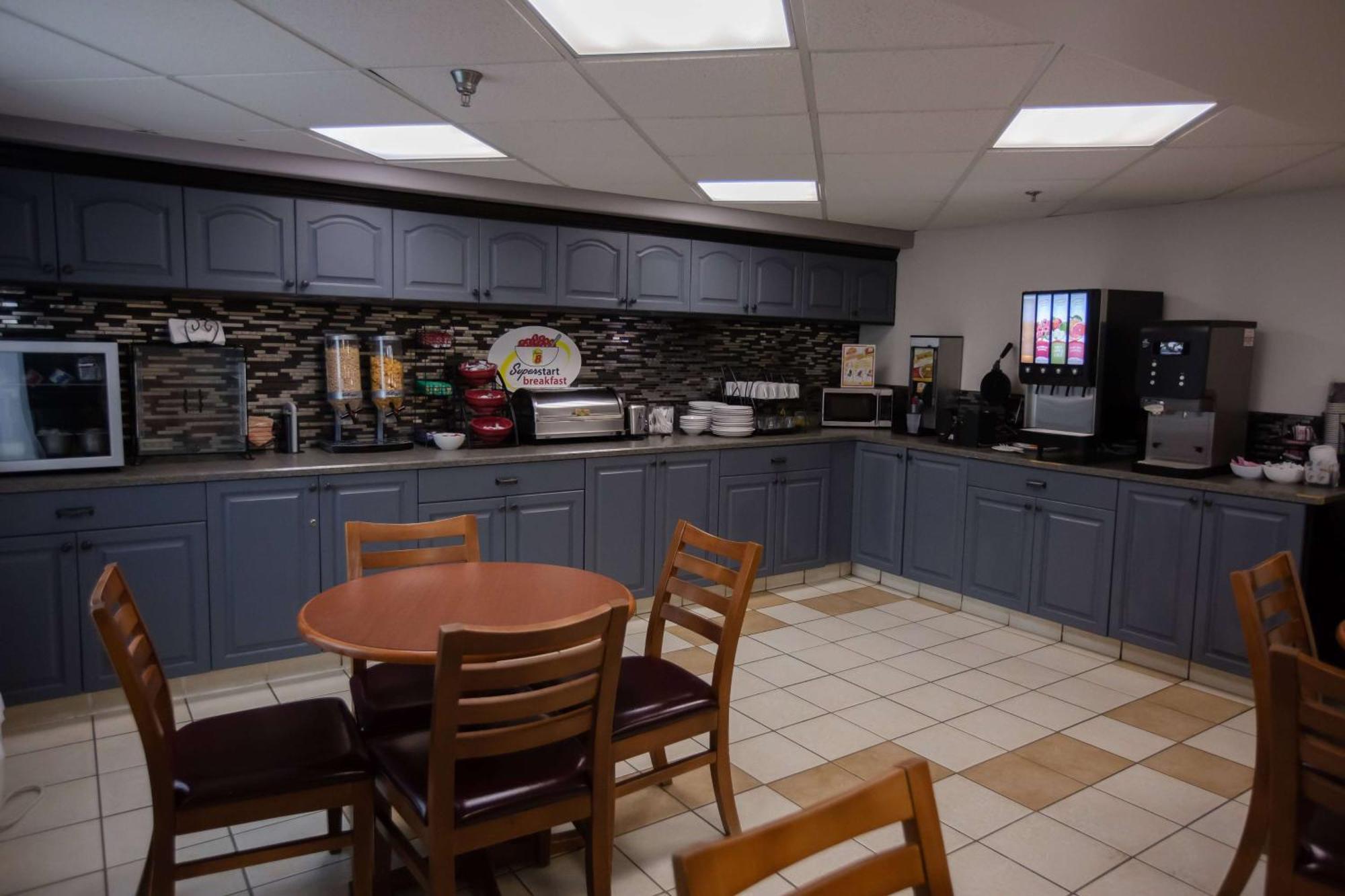 Super 8 By Wyndham Whitecourt Hotel Luaran gambar