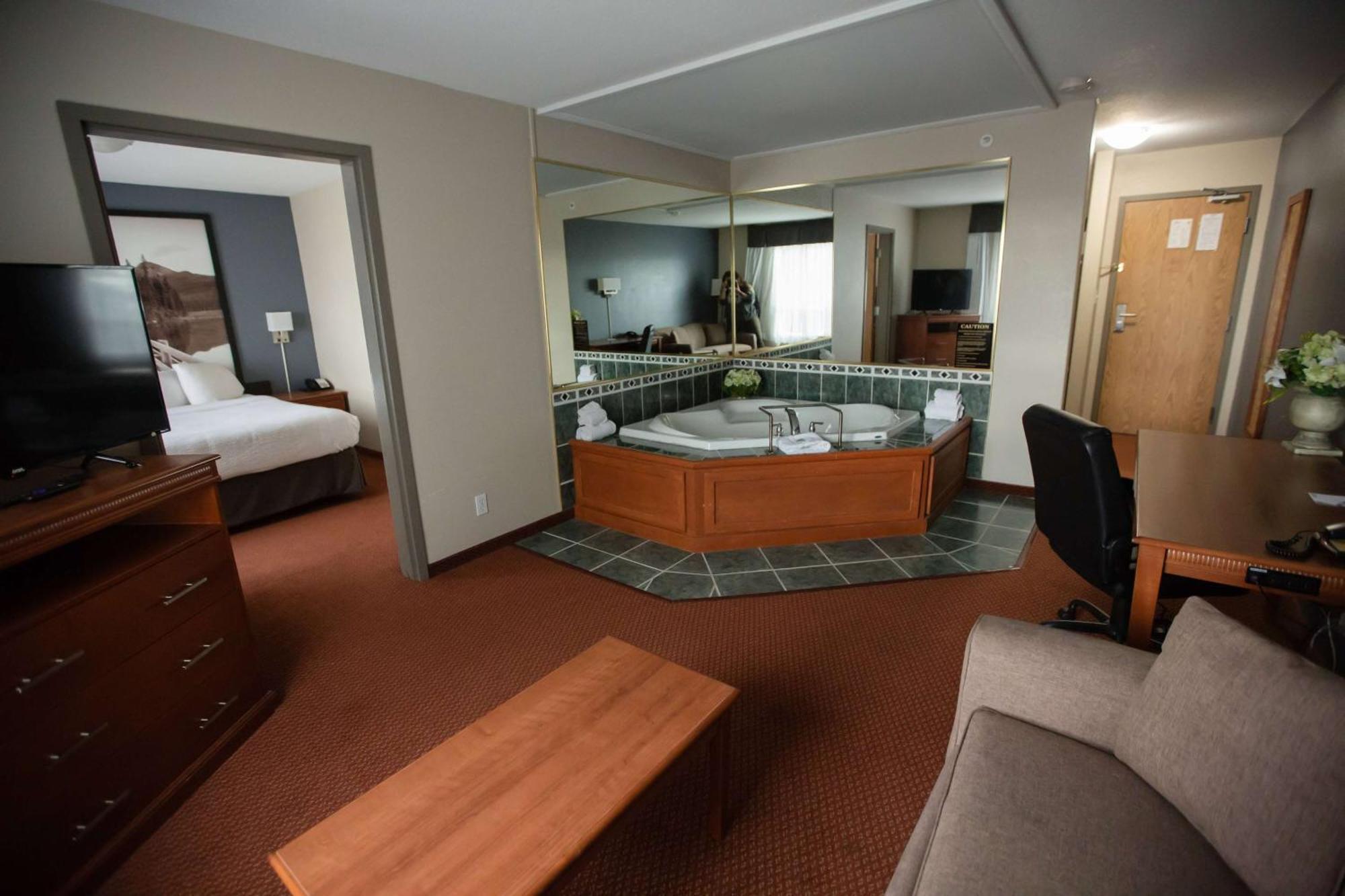 Super 8 By Wyndham Whitecourt Hotel Luaran gambar