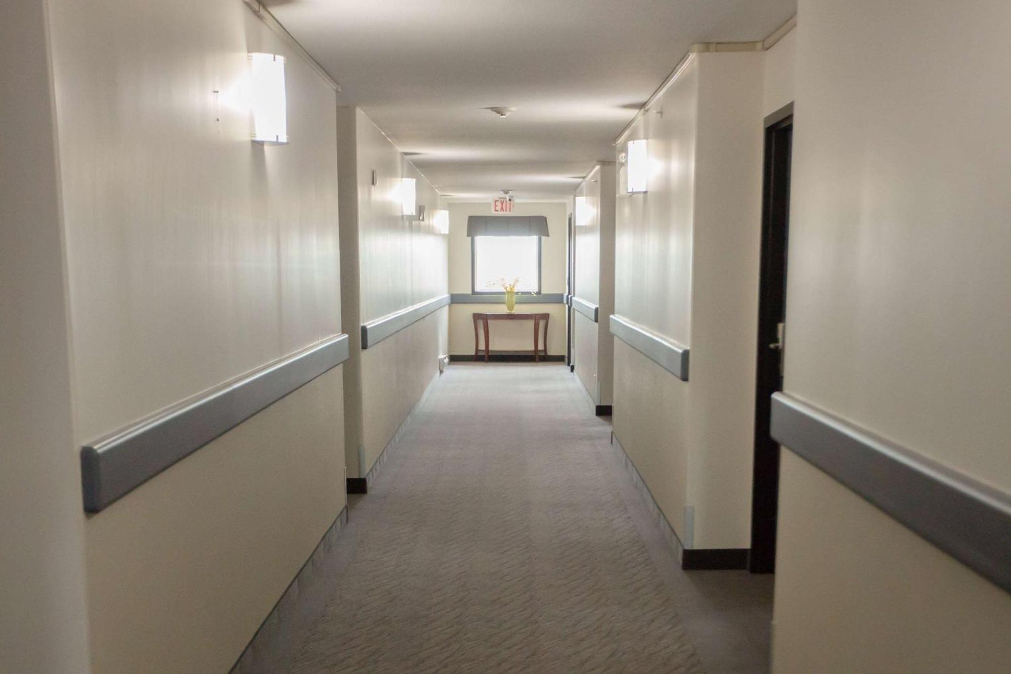 Super 8 By Wyndham Whitecourt Hotel Luaran gambar