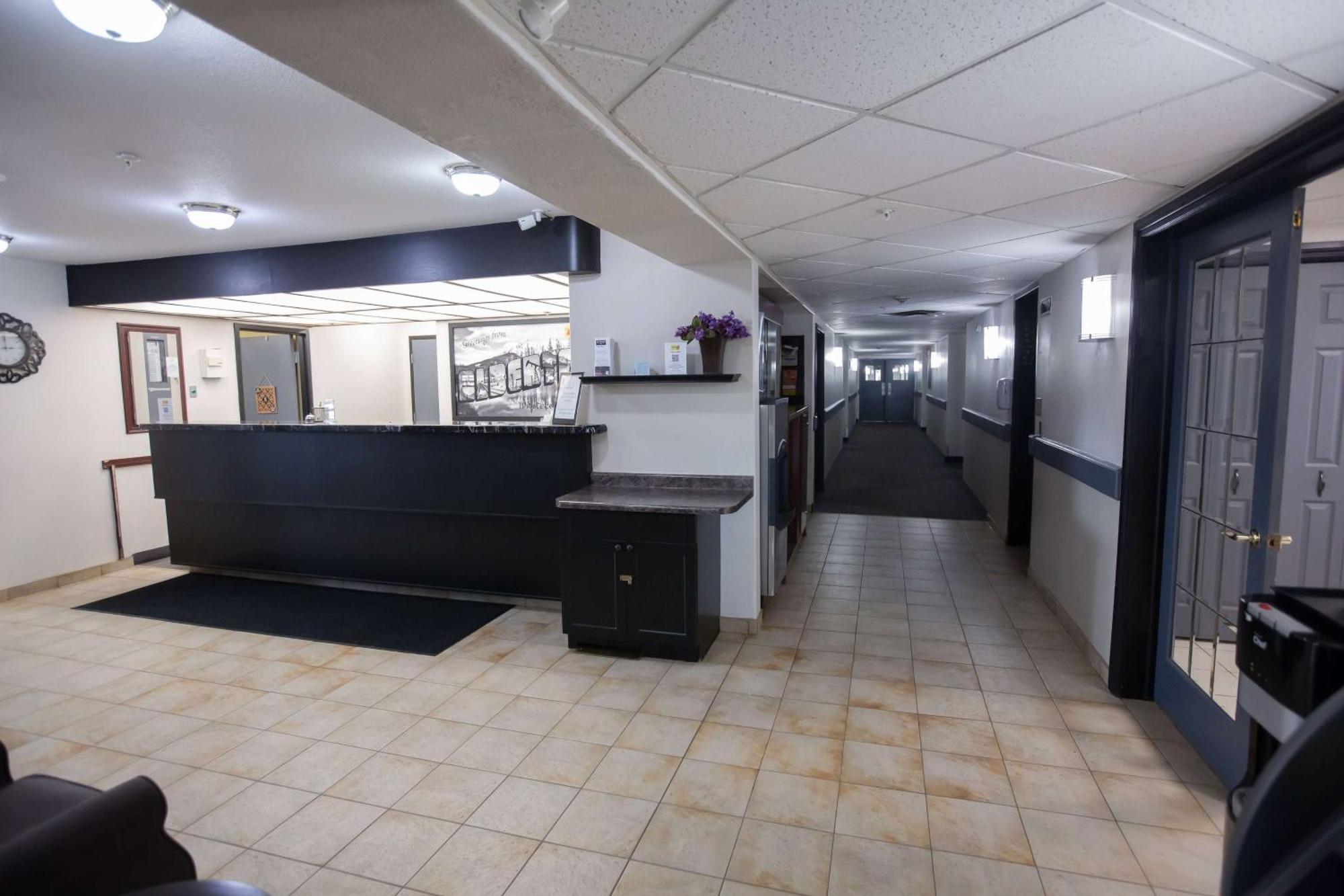 Super 8 By Wyndham Whitecourt Hotel Luaran gambar