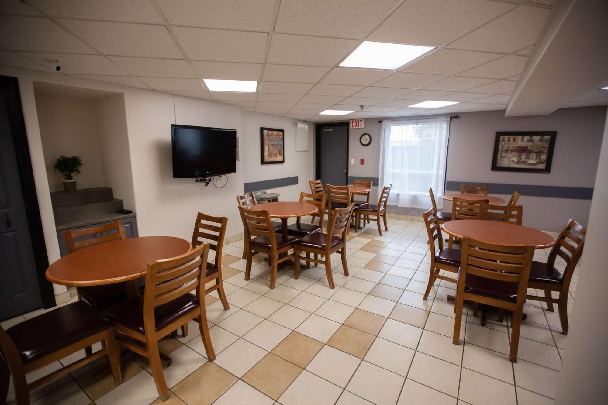 Super 8 By Wyndham Whitecourt Hotel Luaran gambar